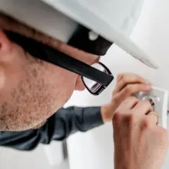 Praca elektryka w pojedynkę: Kiedy można, a kiedy nie?