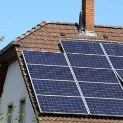 Panele fotowoltaiczne na dachu domu. Czy fotowoltaika się opłaca? To pytanie zadaje sobie wielu właścicieli domów, widząc takie instalacje.