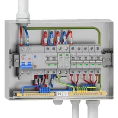 Wnętrze metalowej skrzynki elektrycznej z widocznym głównym wyłącznikiem 32A i kilkoma mniejszymi wyłącznikami 16A, wszystko starannie okablowane.