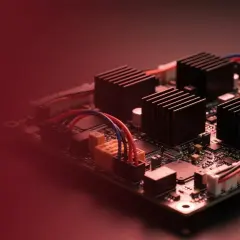 Elektronika z radiatorami i przewodami, element systemu BMS.