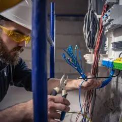 Elektryk bez technikum: Jak zdobyć uprawnienia i pracę (Przewodnik)