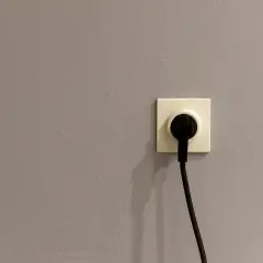 Gniazdko elektryczne z wtyczką. Zastanawiasz się nad taryfą urzędową Energa?