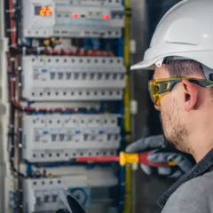 Ile zarabia elektryk po zawodówce? Zarobki, uprawnienia i rozwój