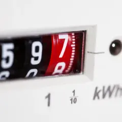Zbliżenie na licznik energii elektrycznej, widoczne cyfry 8597. To obraz doładowania licznika przedpłatowego.