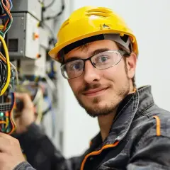 Ile zarabia elektryk w Polsce? Mediana, widełki i czynniki wzrostu