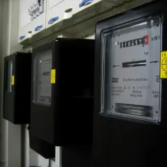 Trzy liczniki energii elektrycznej, każdy z wyświetlaczem pokazującym zużycie w kWh. To jednostka pracy i energii.
