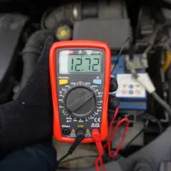 Sprawdzanie akumulatora miernikiem: wynik 12.72V. Prosty sposób, jak sprawdzić akumulator miernikiem.