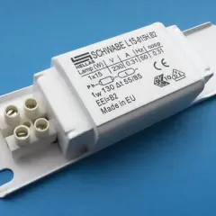 Biały statecznik elektryczny marki SCHWABE, model L15-815H.B2, z oznaczeniami technicznymi i symbolem CE.