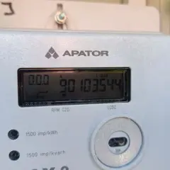 Cyfrowy licznik energii elektrycznej APATOR. Na wyświetlaczu widoczny numer 90103544, pomocny przy odczycie licznika prądu.