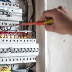 Zarobki elektryka za granicą: Ranking krajów i kluczowe czynniki