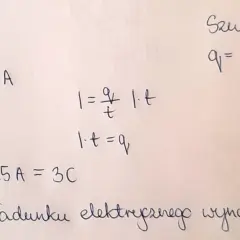 Obliczenia ładunku elektrycznego (q) na podstawie wzoru na natężenie prądu (I=q/t). Dane: t=120s, I=0,025A. Wynik: q=3C.