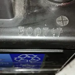 Na obudowie akumulatora widoczny jest ciąg cyfr 300717, który może oznaczać datę produkcji akumulatora.