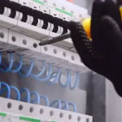 Gdzie skrzynka elektryczna w domu? Lokalizacja, przepisy i błędy