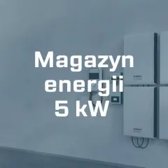 Nowoczesny magazyn energii 5 kW, cztery białe moduły na ścianie, gotowe do przechowywania energii.
