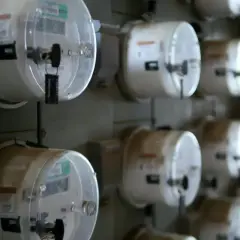 Rząd liczników energii elektrycznej, gotowych do enea przepisanie licznika.
