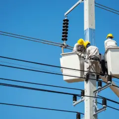 Pomocnik Elektryka: Ile Zarabia? Obowiązki, Wymagania i Kariera