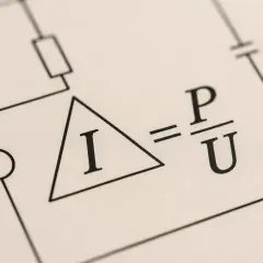 Schemat obwodu elektrycznego z równaniem I = P/U. Ten wzór na napięcie jest kluczowy w analizie obwodów.
