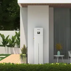 Nowoczesny magazyn energii 5 kW, idealny do zasilania domu. Obok drzwi wejściowych i okna, otoczony zielenią.
