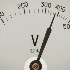 Wskazówka woltomierza pokazuje wysokie napięcie, zbliżając się do 400V.