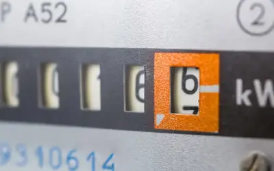 Zbliżenie na licznik energii elektrycznej, widoczne cyfry i oznaczenie "kW". Może to być związane z taryfą c11.