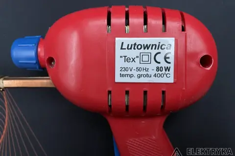 Czerwona lutownica "Tex" z niebieskim elementem, o mocy 80W i temperaturze grotu 400°C. Posiada oznaczenie CE, wskazujące na zgodność z normami bezpieczeństwa, w tym klasy ochronności.