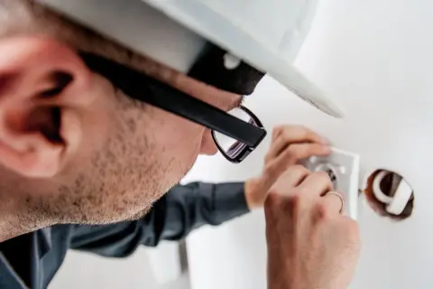 Praca elektryka w pojedynkę: Kiedy można, a kiedy nie?