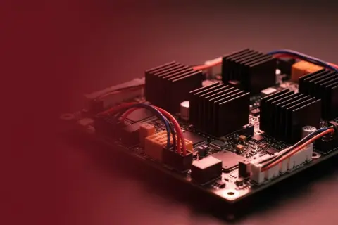 Elektronika z radiatorami i przewodami, element systemu BMS.