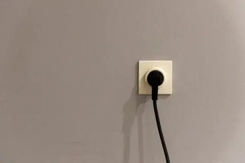 Gniazdko elektryczne z wtyczką. Zastanawiasz się nad taryfą urzędową Energa?