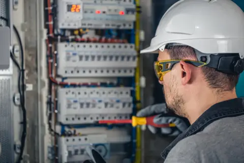 Ile zarabia elektryk po zawodówce? Zarobki, uprawnienia i rozwój