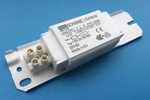Biały statecznik elektryczny marki SCHWABE, model L15-815H.B2, z oznaczeniami technicznymi i symbolem CE.