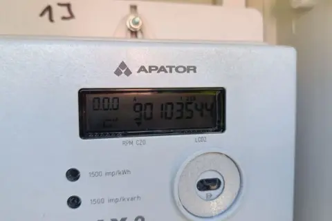 Cyfrowy licznik energii elektrycznej APATOR. Na wyświetlaczu widoczny numer 90103544, pomocny przy odczycie licznika prądu.