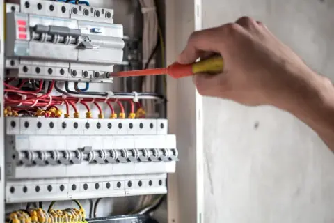 Zarobki elektryka za granicą: Ranking krajów i kluczowe czynniki