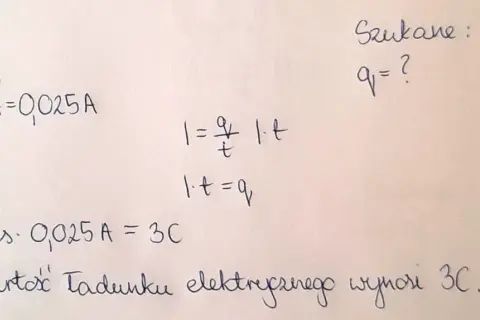Obliczenia ładunku elektrycznego (q) na podstawie wzoru na natężenie prądu (I=q/t). Dane: t=120s, I=0,025A. Wynik: q=3C.