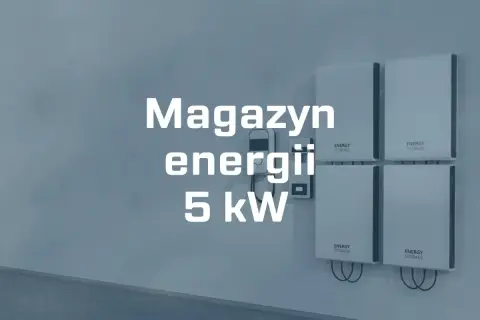 Nowoczesny magazyn energii 5 kW, cztery białe moduły na ścianie, gotowe do przechowywania energii.