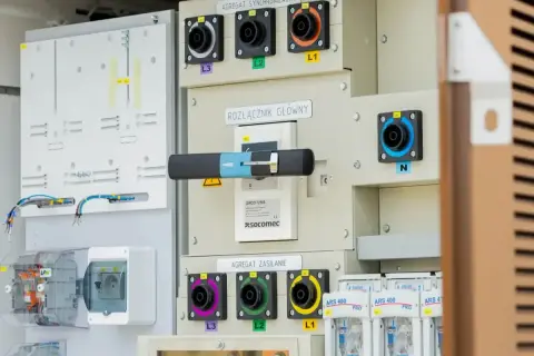 Panel sterowania z rozłącznikiem głównym i gniazdami L1, L2, L3, N. System zasilania z zabezpieczeniami ARS 400.