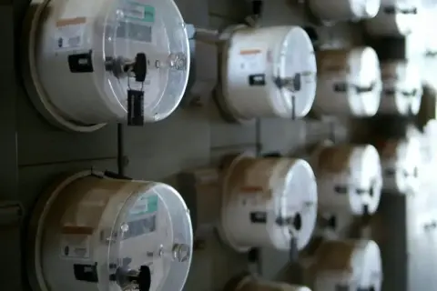 Rząd liczników energii elektrycznej, gotowych do enea przepisanie licznika.