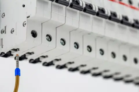 Ile kosztuje montaż skrzynki elektrycznej? Poznaj ceny i czynniki