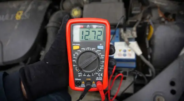 Sprawdzanie akumulatora miernikiem: wynik 12.72V. Prosty sposób, jak sprawdzić akumulator miernikiem.