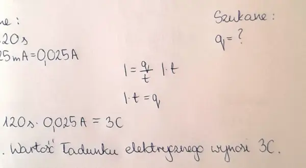 Obliczenia ładunku elektrycznego (q) na podstawie wzoru na natężenie prądu (I=q/t). Dane: t=120s, I=0,025A. Wynik: q=3C.