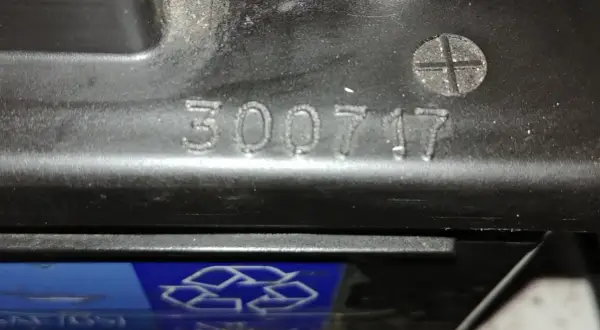Na obudowie akumulatora widoczny jest ciąg cyfr 300717, który może oznaczać datę produkcji akumulatora.