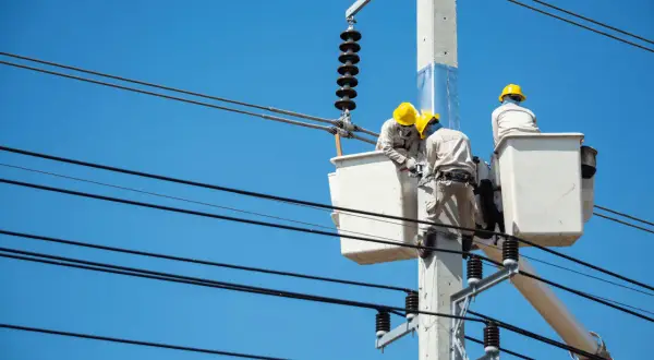 Pomocnik Elektryka: Ile Zarabia? Obowiązki, Wymagania i Kariera