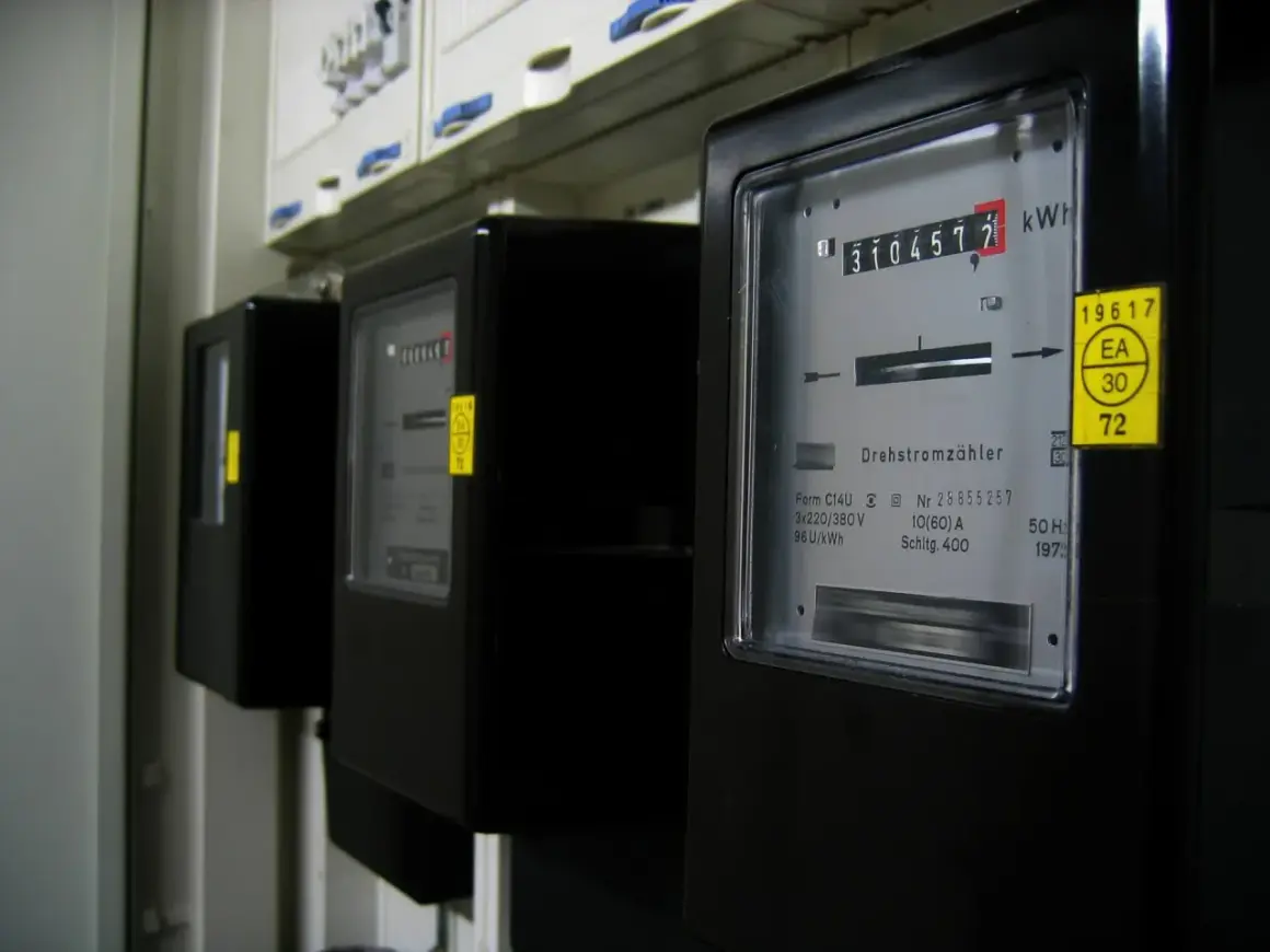 Trzy liczniki energii elektrycznej, każdy z wyświetlaczem pokazującym zużycie w kWh. To jednostka pracy i energii.