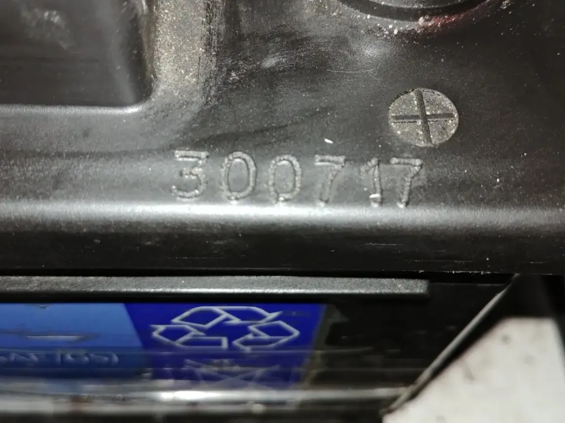 Na obudowie akumulatora widoczny jest ciąg cyfr 300717, który może oznaczać datę produkcji akumulatora.