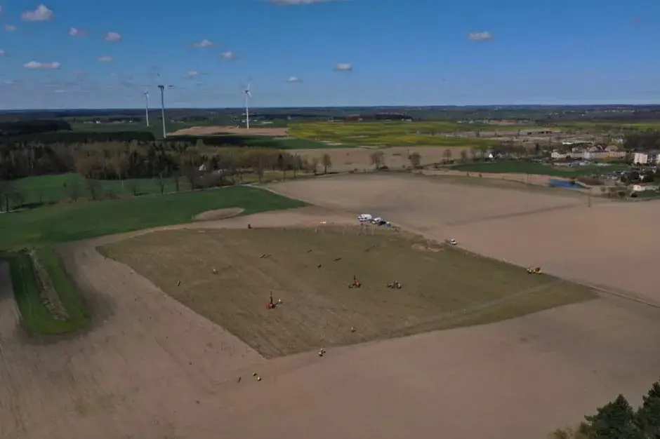 Ostrów Wielkopolski: Gigantyczna farma fotowoltaiczna R. Power zmienia energetykę
