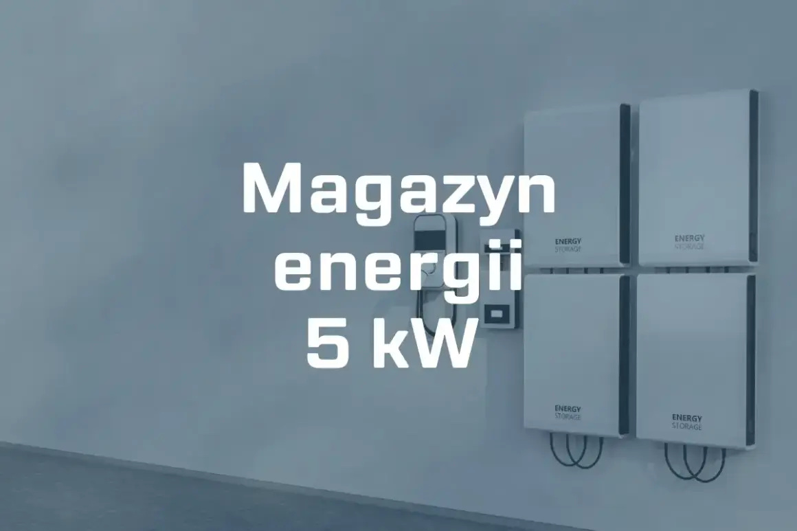 Nowoczesny magazyn energii 5 kW, cztery białe moduły na ścianie, gotowe do przechowywania energii.