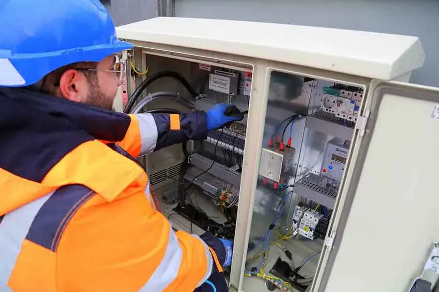 Kim jest elektryk? Obowiązki, uprawnienia, zarobki i specjalizacje