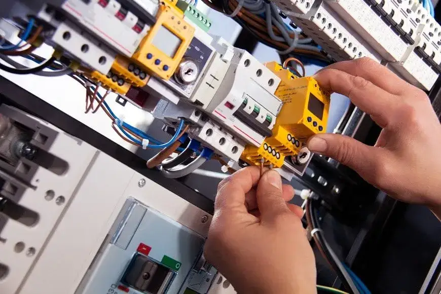 Elektryk w Szwajcarii przy pracy, nowoczesne instalacje