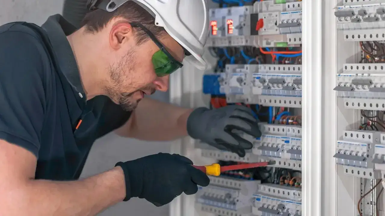 elektryk w pracy, zarobki elektryków, elektryk z narzędziami