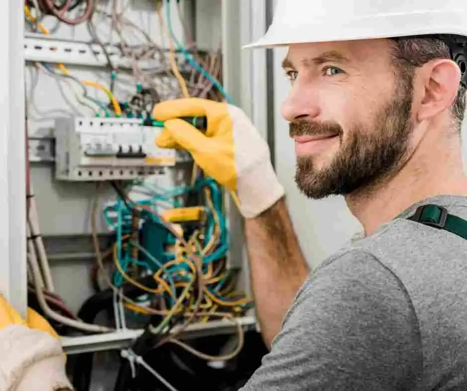 elektryk w pracy w Niemczech