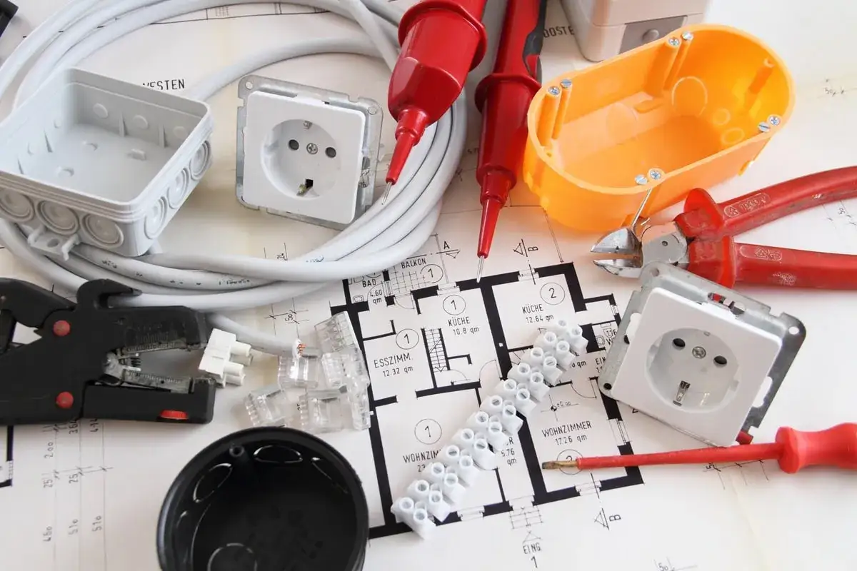 Narzędzia elektryczne i materiały na planie domu, jak uziemić gniazdko bez uziemienia.